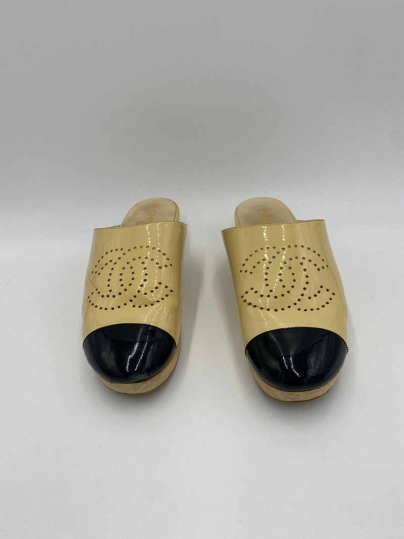 Pre-owned Leather Mules & Clogs In Beige